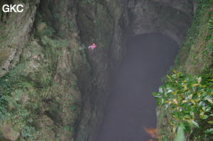 Descente du puits d'entrée de 175 m de la grotte de Yanwangdong (Grotte du roi des fantômes) 阎王洞 (Guizhou 贵州省, Qiannan 黔南, Pingtang 平塘).