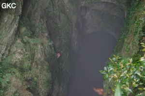 Le puits d'entrée de 175 m de la grotte de Yanwangdong (Grotte du roi des fantômes) 阎王洞 (Guizhou 贵州省, Qiannan 黔南, Pingtang 平塘).