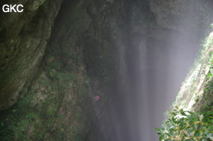 Rayons de soleil dans le puits d'entrée de 175 m de la grotte de Yanwangdong (Grotte du roi des fantômes) 阎王洞 (Guizhou 贵州省, Qiannan 黔南, Pingtang 平塘).