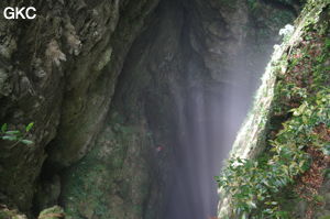 Rayons de soleil dans le puits d'entrée de 175 m de la grotte de Yanwangdong (Grotte du roi des fantômes) 阎王洞 (Guizhou 贵州省, Qiannan 黔南, Pingtang 平塘).