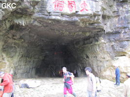 Devant l'entrée de la Grotte de Dafengdong 大风洞 - réseau de Shuanghedongqun 双河洞 - (Suiyang 绥阳,  Zunyi Shi 遵义市, Guizhou 贵州省)