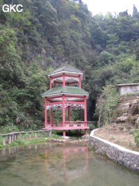 Pagode à l'entrée de la grotte de Xiangshuidong 响水洞 - réseau de Shuanghedongqun 双河洞 - (Suiyang 绥阳,  Zunyi Shi 遵义市, Guizhou 贵州省)