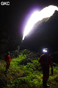 Dans le réseau de Shuanghedongqun, vue en contre-jour de l'entrée de Shangdong 上洞 qui est l'entrée fossile aval de Longtanzishuidong 龙潭子水洞. (Wenquan, Suiyang 绥阳, Zunyi Shi 遵义市, Guizhou 贵州省, Chine 中国)