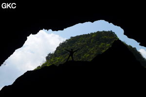 Dans le réseau de Shuanghedongqun, vue en contre-jour de l'entrée de Shangdong 上洞 qui est l'entrée fossile aval de Longtanzishuidong 龙潭子水洞. (Wenquan, Suiyang 绥阳, Zunyi Shi 遵义市, Guizhou 贵州省, Chine 中国)