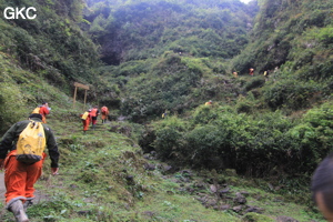 Approche vers la Grotte de Shanwangdong 山王洞 - réseau de Shuanghedongqun 双河洞 - (Suiyang 绥阳, Zunyi Shi 遵义市, Guizhou 贵州省, Chine 中国)