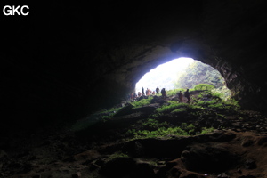 A contre-jour le porche d'entrée de la Grotte de Shanwangdong 山王洞 - réseau de Shuanghedongqun 双河洞 - (Suiyang 绥阳, Zunyi Shi 遵义市, Guizhou 贵州省, Chine 中国)