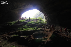 A contre-jour le porche d'entrée de la Grotte de Shanwangdong 山王洞 - réseau de Shuanghedongqun 双河洞 - (Suiyang 绥阳, Zunyi Shi 遵义市, Guizhou 贵州省, Chine 中国)