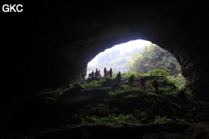 A contre-jour le porche d'entrée de la Grotte de Shanwangdong 山王洞 - réseau de Shuanghedongqun 双河洞 - (Suiyang 绥阳, Zunyi Shi 遵义市, Guizhou 贵州省, Chine 中国)