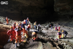 L'équipe du stage de formation technique en préparation dans l'entrée de la Grotte de Shanwangdong 山王洞 - réseau de Shuanghedongqun 双河洞 - (Suiyang 绥阳, Zunyi Shi 遵义市, Guizhou 贵州省, Chine 中国)