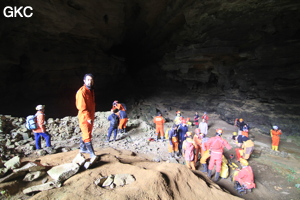 L'équipe du stage de formation technique en préparation dans l'entrée de la Grotte de Shanwangdong 山王洞 - réseau de Shuanghedongqun 双河洞 - (Suiyang 绥阳, Zunyi Shi 遵义市, Guizhou 贵州省, Chine 中国)