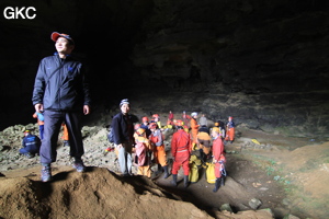 L'équipe du stage de formation technique en préparation dans l'entrée de la Grotte de Shanwangdong 山王洞 - réseau de Shuanghedongqun 双河洞 - (Suiyang 绥阳, Zunyi Shi 遵义市, Guizhou 贵州省, Chine 中国)