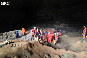 L'équipe du stage de formation technique en préparation dans l'entrée de la Grotte de Shanwangdong 山王洞 - réseau de Shuanghedongqun 双河洞 - (Suiyang 绥阳, Zunyi Shi 遵义市, Guizhou 贵州省, Chine 中国)