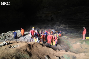 L'équipe du stage de formation technique en préparation dans l'entrée de la Grotte de Shanwangdong 山王洞 - réseau de Shuanghedongqun 双河洞 - (Suiyang 绥阳, Zunyi Shi 遵义市, Guizhou 贵州省, Chine 中国)