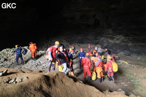 L'équipe du stage de formation technique en préparation dans l'entrée de la Grotte de Shanwangdong 山王洞 - réseau de Shuanghedongqun 双河洞 - (Suiyang 绥阳, Zunyi Shi 遵义市, Guizhou 贵州省, Chine 中国)