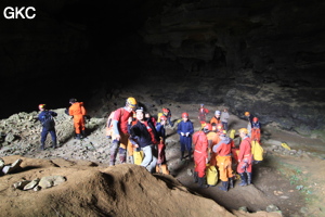 L'équipe du stage de formation technique en préparation dans l'entrée de la Grotte de Shanwangdong 山王洞 - réseau de Shuanghedongqun 双河洞 - (Suiyang 绥阳, Zunyi Shi 遵义市, Guizhou 贵州省, Chine 中国)