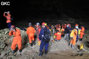 L'équipe du stage de formation technique en préparation dans l'entrée de la Grotte de Shanwangdong 山王洞 - réseau de Shuanghedongqun 双河洞 - (Suiyang 绥阳, Zunyi Shi 遵义市, Guizhou 贵州省, Chine 中国)