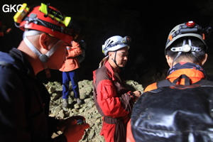 L'équipe du stage de formation technique en préparation dans l'entrée de la Grotte de Shanwangdong 山王洞 - réseau de Shuanghedongqun 双河洞 - (Suiyang 绥阳, Zunyi Shi 遵义市, Guizhou 贵州省, Chine 中国)