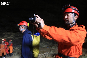 L'équipe du stage de formation technique en préparation dans l'entrée de la Grotte de Shanwangdong 山王洞 - réseau de Shuanghedongqun 双河洞 - (Suiyang 绥阳, Zunyi Shi 遵义市, Guizhou 贵州省, Chine 中国)