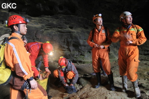 L'équipe du stage de formation technique en préparation dans l'entrée de la Grotte de Shanwangdong 山王洞 - réseau de Shuanghedongqun 双河洞 - (Suiyang 绥阳, Zunyi Shi 遵义市, Guizhou 贵州省, Chine 中国)