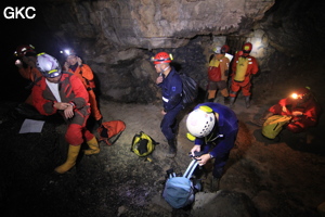 A La Grille deux itinéraires permettent de rejoindre par des puits le réseau inférieur, Grotte de Shanwangdong 山王洞 - réseau de Shuanghedongqun 双河洞 - (Suiyang 绥阳, Zunyi Shi 遵义市, Guizhou 贵州省, Chine 中国)