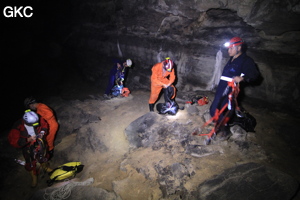 Au sommet du Puits Des Déchets, Grotte de Shanwangdong 山王洞 - réseau de Shuanghedongqun 双河洞 - (Suiyang 绥阳, Zunyi Shi 遵义市, Guizhou 贵州省, Chine 中国)