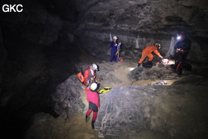 Au sommet du Puits Des Déchets, Grotte de Shanwangdong 山王洞 - réseau de Shuanghedongqun 双河洞 - (Suiyang 绥阳, Zunyi Shi 遵义市, Guizhou 贵州省, Chine 中国)