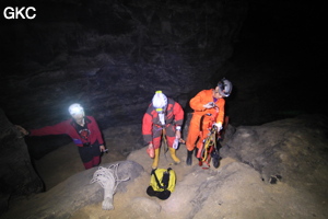 Au sommet du Puits Des Déchets, Grotte de Shanwangdong 山王洞 - réseau de Shuanghedongqun 双河洞 - (Suiyang 绥阳, Zunyi Shi 遵义市, Guizhou 贵州省, Chine 中国)