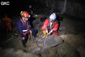 Equipement au sommet du Puits Des Déchets, Grotte de Shanwangdong 山王洞 - réseau de Shuanghedongqun 双河洞 - (Suiyang 绥阳, Zunyi Shi 遵义市, Guizhou 贵州省, Chine 中国)