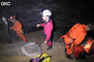 Au sommet du Puits Des Déchets, Grotte de Shanwangdong 山王洞 - réseau de Shuanghedongqun 双河洞 - (Suiyang 绥阳, Zunyi Shi 遵义市, Guizhou 贵州省, Chine 中国)