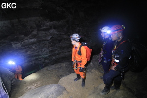 Au sommet du Puits Des Déchets, Grotte de Shanwangdong 山王洞 - réseau de Shuanghedongqun 双河洞 - (Suiyang 绥阳, Zunyi Shi 遵义市, Guizhou 贵州省, Chine 中国)