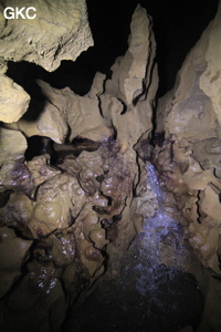Cascatelle dans la Grotte de Shanwangdong 山王洞 - réseau de Shuanghedongqun 双河洞 - (Suiyang 绥阳, Zunyi Shi 遵义市, Guizhou 贵州省, Chine 中国)