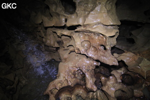 Cascatelle dans la Grotte de Shanwangdong 山王洞 - réseau de Shuanghedongqun 双河洞 - (Suiyang 绥阳, Zunyi Shi 遵义市, Guizhou 贵州省, Chine 中国)