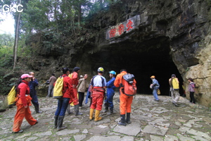 Devant l'entrée de la Grotte de Dafengdong 大风洞 - réseau de Shuanghedongqun 双河洞 - (Suiyang 绥阳,  Zunyi Shi 遵义市, Guizhou 贵州省)