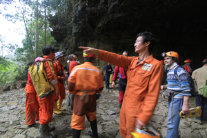 Devant la Grotte de Dafengdong 大风洞 - réseau de Shuanghedongqun 双河洞 - (Suiyang 绥阳,  Zunyi Shi 遵义市, Guizhou 贵州省)