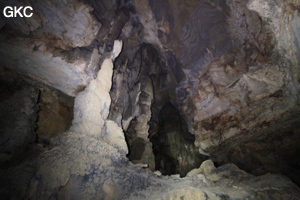 Stalagmite dans la Grotte de Dafengdong 大风洞 - réseau de Shuanghedongqun 双河洞 - (Suiyang 绥阳,  Zunyi Shi 遵义市, Guizhou 贵州省)