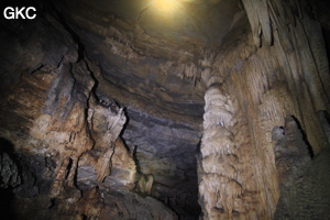 Coulées stalagmitiques dans Grotte de Dafengdong 大风洞 - réseau de Shuanghedongqun 双河洞 - (Suiyang 绥阳,  Zunyi Shi 遵义市, Guizhou 贵州省)