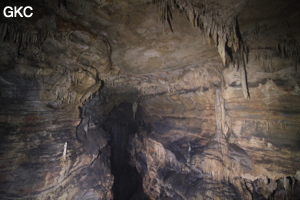 Plafond de galerie dans la Grotte de Dafengdong 大风洞 - réseau de Shuanghedongqun 双河洞 - (Suiyang 绥阳,  Zunyi Shi 遵义市, Guizhou 贵州省)