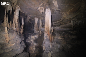 Stalactites et stalagmites dans la Grotte de Dafengdong 大风洞 - réseau de Shuanghedongqun 双河洞 - (Suiyang 绥阳,  Zunyi Shi 遵义市, Guizhou 贵州省)