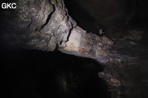 Pont rocheux dans la Grotte de Dafengdong 大风洞 - réseau de Shuanghedongqun 双河洞 - (Suiyang 绥阳,  Zunyi Shi 遵义市, Guizhou 贵州省)