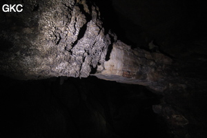 Pont rocheux dans la Grotte de Dafengdong 大风洞 - réseau de Shuanghedongqun 双河洞 - (Suiyang 绥阳,  Zunyi Shi 遵义市, Guizhou 贵州省)
