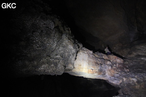 Pont rocheux dans la Grotte de Dafengdong 大风洞 - réseau de Shuanghedongqun 双河洞 - (Suiyang 绥阳,  Zunyi Shi 遵义市, Guizhou 贵州省)