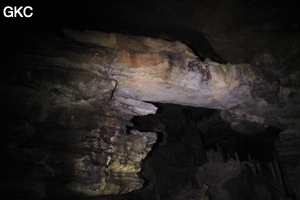 Pont rocheux dans la Grotte de Dafengdong 大风洞 - réseau de Shuanghedongqun 双河洞 - (Suiyang 绥阳,  Zunyi Shi 遵义市, Guizhou 贵州省)