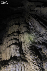 Coulée stalagmitique dans la Grotte de Dafengdong 大风洞 - réseau de Shuanghedongqun 双河洞 - (Suiyang 绥阳,  Zunyi Shi 遵义市, Guizhou 贵州省)