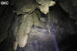 Stalactites, coulée et arrivée d'eau dans la Grotte de Dafengdong 大风洞 - réseau de Shuanghedongqun 双河洞 - (Suiyang 绥阳,  Zunyi Shi 遵义市, Guizhou 贵州省)