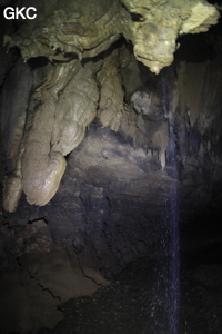 Stalactites, coulée et arrivée d'eau dans la Grotte de Dafengdong 大风洞 - réseau de Shuanghedongqun 双河洞 - (Suiyang 绥阳,  Zunyi Shi 遵义市, Guizhou 贵州省)