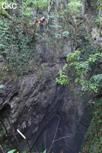 Equipement du puits d'entrée de 175 m de la grotte de Yanwangdong (Grotte du roi des fantômes) 阎王洞 (Guizhou 贵州省, Qiannan 黔南, Pingtang 平塘).