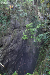 Equipement du puits d'entrée de 175 m de la grotte de Yanwangdong (Grotte du roi des fantômes) 阎王洞 (Guizhou 贵州省, Qiannan 黔南, Pingtang 平塘).