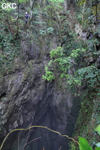 Equipement du puits d'entrée de 175 m de la grotte de Yanwangdong (Grotte du roi des fantômes) 阎王洞 (Guizhou 贵州省, Qiannan 黔南, Pingtang 平塘).