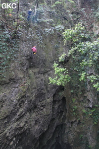 Equipement du puits d'entrée de 175 m de la grotte de Yanwangdong (Grotte du roi des fantômes) 阎王洞 (Guizhou 贵州省, Qiannan 黔南, Pingtang 平塘).