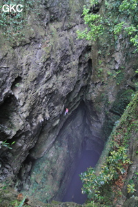 Equipement du puits d'entrée de 175 m de la grotte de Yanwangdong (Grotte du roi des fantômes) 阎王洞 (Guizhou 贵州省, Qiannan 黔南, Pingtang 平塘).